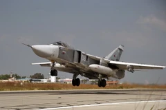 Máy bay chiến đấu Su-24 của Nga tại căn cứ quân sự Hmeymim, tỉnh Latakia, Syria ngày 21/10. (Nguồn: THX/TTXVN)