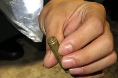 Vỏ đạn còn sót lại trên tàu. (Ảnh: Sỹ Thắng/ TTXVN)