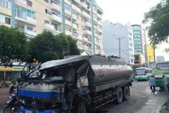 TP.HCM: Xe bồn chở xăng đâm xe buýt, hành khách hoảng loạn