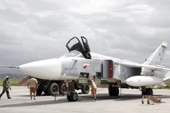 Máy bay ném bom Su-24 của Nga tại căn cứ không quân Hmeimym, tỉnh Latakia, Syria. (Nguồn: EPA/TTXVN)