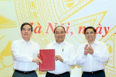 Thủ tướng Nguyễn Xuân Phúc trao Quyết định cho ông Nguyễn Văn Bình, Trưởng ban Kinh tế Trung ương giữ chức Trưởng Ban Chỉ đạo Tây Bắc. (Ảnh: Thống Nhất/TTXVN)