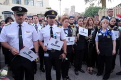 Nhân viên hãng hàng không EgyptAir tưởng niệm các nạn nhân thiệt mạng trong vụ rơi máy bay MS804. (Nguồn: EPA/TTXVN)
