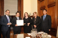 Nghị viện Buenos Aires vinh danh ông Hoàng Bình Quân là Khách mời Danh dự của Thành phố. (Ảnh: Diệu Hương/TTXVN)