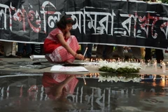 Người dân ở Kolkata, Ấn độ thắp nến tưởng niệm các nạn nhân thiệt mạng trong vụ tấn công bắt giữ con tin tại Bangladesh. (Nguồn: AFP/TTXVN)