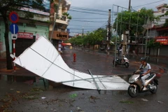 Bảng biển gãy đổ trên phố Lê Lợi, quận Ngô Quyền. (Ảnh: Lâm Khánh/TTXVN) 