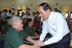 Chủ tịch nước Trần Đại Quang thăm hỏi, động viên và tặng quà cho các thương, bệnh binh tại Trung tâm Điều dưỡng Thương binh Duy Tiên. (Ảnh: Nhan Sáng/TTXVN)