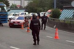 Cảnh sát Thụy Sĩ kiểm tra xe ra vào sân bay Geneva. (Nguồn: Reuters)