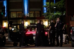 Cảnh sát làm nhiệm vụ tại hiện trường vụ nổ súng. (Nguồn: EPA/TTXVN)