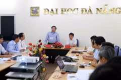 Thứ trưởng Bùi Văn Ga kiểm tra công tác tổ chức thi THPT quốc gia năm 2016 tại Đại học Đà Nẵng. (Ảnh: Trần Lê Lâm/TTXVN)