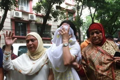 Thân nhân các nạn nhân thiệt mạng trong vụ bắt cóc con tin khóc thương người thân. (Nguồn: EPA/TTXVN)