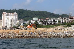 Thi công một công trình lấn biển bên bờ Vịnh Hạ Long. (Ảnh: Văn Đức/TTXVN)