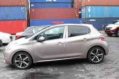 Hai mẫu Peugeot nhập khẩu từ Pháp xuất hiện tại cảng Sài Gòn