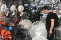Thời tiết nắng nóng khiến nhu cầu mua các sản phẩm quạt tích điện của người dân Thủ đô tăng cao. (Ảnh: Việt Anh/Vietnam+)