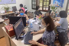 Khẩu trang, nước rửa tay... là những 'bảo bối' giúp bảo vệ sức khỏe tại các cơ quan, nơi làm việc. (Ảnh: Việt Anh/Vietnam+)