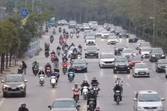 Ghi nhận vào thời điểm cuối giờ chiều ngày 19/1, lượng phương tiện đổ ra các tuyến đường tại Thủ đô bắt đầu tăng cao. (Ảnh: Minh Sơn/Vietnam+)