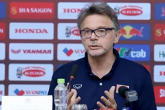 Huấn luyện viên Troussier đánh giá cao sự quyết tâm của toàn đội, bao gồm cả nhóm cầu thủ xuất ngoại là Quang Hải, Công Phượng và Văn Toàn. (Ảnh: VFF)