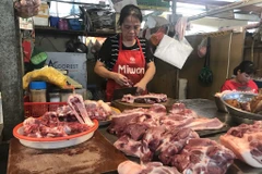 Giá thịt lợn vẫn duy trì ở mức cao tại các chợ dân sinh khiến nhiều tiểu thương 'điêu đứng' vì sức mua giảm thấp. (Ảnh: Việt Anh/Vietnam+)