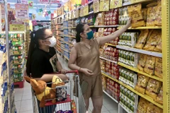 Người tiêu dùng nên lập sẵn kế hoạch mua sắm để tránh phát sinh những khoản chi tiêu không cần thiết. (Ảnh minh họa: Việt Anh/Vietnam+)