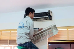 Máy lạnh là một trong những thiết bị điện dễ hỏng hóc nhất trong điều kiện thời tiết nồm ẩm. (Ảnh: Việt Anh/Vietnam+)