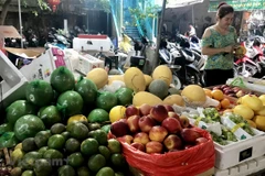 Sau lễ Rằm tháng Giêng, nhiều loại trái cây như cam sành, táo, chuối... đang có mức giá khá 'dễ chịu' tại các chợ Hà Nội. (Ảnh: Việt Anh/Vietnam+)
