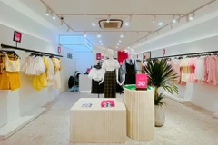 Lựa chọn 'outfit' nào trong tủ đồ để mặc trong dịp 8/3 đang là băn khoăn của nhiều chị em phái đẹp. (Ảnh: Việt Anh/Vietnam+)