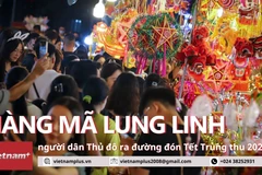 Hà Nội: Không khí Trung thu ngập tràn phố Hàng Mã sau cơn mưa nhẹ