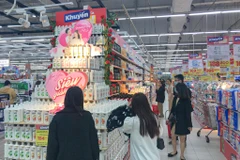 Các deal khuyến mãi mỹ phẩm, quà tặng... được các siêu thị triển khai dành tặng người tiêu dùng trong mùa lễ Valentine. (Ảnh: Việt Anh/Vietnam+)