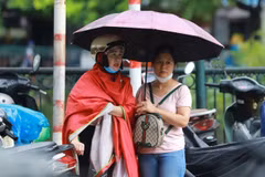 [Photo] Phụ huynh hồi hộp hóng con em đi thi tốt nghiệp THPT 2023