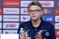 Huấn luyện viên Troussier đánh giá cao sự quyết tâm của toàn đội, bao gồm cả nhóm cầu thủ xuất ngoại là Quang Hải, Công Phượng và Văn Toàn. (Ảnh: VFF)