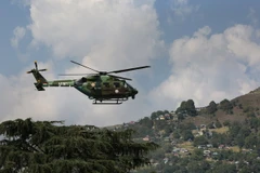 Máy bay quân sự của Ấn Độ bay gần căn cứ quân sự ở thị trấn Uri. (Nguồn: THX/TTXVN)