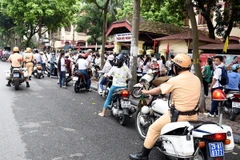 Cảnh sát giao thông Hà Nội đang làm nhiệm vụ đảm bảo an toàn giao thông trên đường Hai Bà Trưng - Hà Nội. (Ảnh Nguyễn Văn Cảnh/TTXVN)