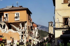 Lực lượng cứu hỏa, cứu hộ làm việc tại hiện trường đổ nát sau động đất tại Amatrice ngày 27/8. (Nguồn: EPA/TTXVN)