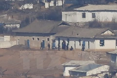 Cuộc sống của người dân Triều Tiên tại một làng gần biên giới với Hàn Quốc. (Nguồn: YONHAP/TTXVN)