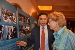 Bạn bè Pháp xúc động khi được xem những hình ảnh tư liệu về Chủ tịch Hồ Chí Minh. (Ảnh: Bích Hà/Vietnam+)