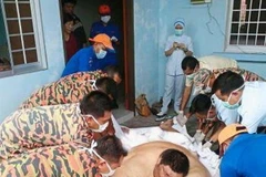 Các nhân viên cứu hỏa và y tế nỗ lực đưa Sia từ nhà lên xe tải. (Nguồn: thestar.com.my)