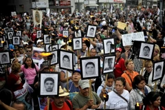 Cha mẹ của 43 sinh viên mất tích biểu tình tại Mexico City ngày 26/4, yêu cầu công lý cho những người thân. (Nguồn: AFP/TTXVN)