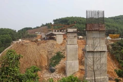 Thi công cầu vượt trên tuyến La Sơn-Túy Loan đoạn qua huyện Nam Đông (Thừa Thiên-Huế). (Ảnh: Hồ Cầu/TTXVN)