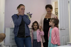 Lucy cùng các con bất ngờ trước món quà kỳ diệu của những người hàng xóm. (Nguồn: Dailymail)