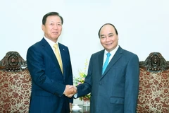 Thủ tướng Nguyễn Xuân Phúc tiếp ông Jung Young Soo, Cố vấn Toàn cầu cao cấp, Tập đoàn CJ, Hàn Quốc. (Ảnh: Thống Nhất/TTXVN)