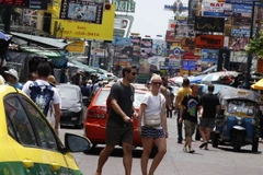 Du khách nước ngoài dạo chơi tại đường Khaosan, tuyến phố du lịch đông đúc của thủ đô Bangkok, Thái Lan. (Nguồn: EPA/TTXVN)
