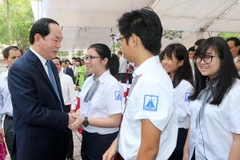 Chủ tịch nước Trần Đại Quang với học sinh Trường THPT chuyên Hà Nội-Amsterdam. (Ảnh: Nhan Sáng/TTXVN)