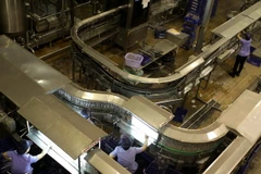 Sản xuất nước uống đóng chai tại Chi nhánh công ty Suntory Pepsico Việt Nam tại Cần Thơ, Khu công nghiệp Trà Nóc 2. (Ảnh: Duy Khương/TTXVN)