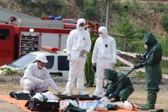 Chuẩn bị phương tiện và bảo hộ trong diễn tập ứng phó sự cố bức xạ, sự cố hạt nhân tỉnh Thái Nguyên 2016. (Ảnh: Hoàng Nguyên/TTXVN)