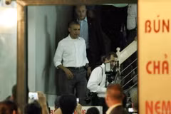 Tổng thống Barack Obama rời cửa hàng sau khi thưởng thức món bún chả đậm chất ẩm thực của Thủ đô Hà Nội. (Ảnh: Phạm Kiên/TTXVN)