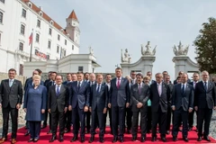 Lãnh đạo các nước thành viên EU chụp ảnh lưu niệm tại hội nghị. (Nguồn: EPA/TTXVN)