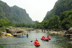 Du khách vui chơi tại khu du lịch Suối Moọc và Sông Chày-Hang Tối trong quần thể du lịch hang động Quảng Bình. (Ảnh: Đức Thọ/TTXVN)