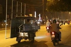 Người chở hàng quá khổ tại đường Giải Phóng, Hà Nội. (Ảnh: Anh Linh/TTXVN)