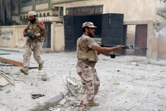 Lực lượng trung thành với Chính phủ đoàn kết dân tốc của Libya giao chiến với phiến quân IS tại Sirte ngày 28/8. (Nguồn: AFP/TTXVN)