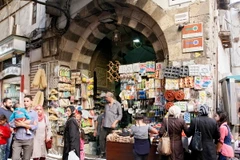 Người dân Syria mua sắm chuẩn bị cho kỳ nghỉ lễ Eid tại khu chợ cổ ở thủ đô Damascus ngày 10/9. (Nguồn: EPA/TTXVN)
