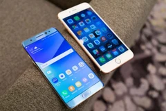 Note 7 bên cạnh iPhone 6s Plus. (Nguồn: techradar.com)